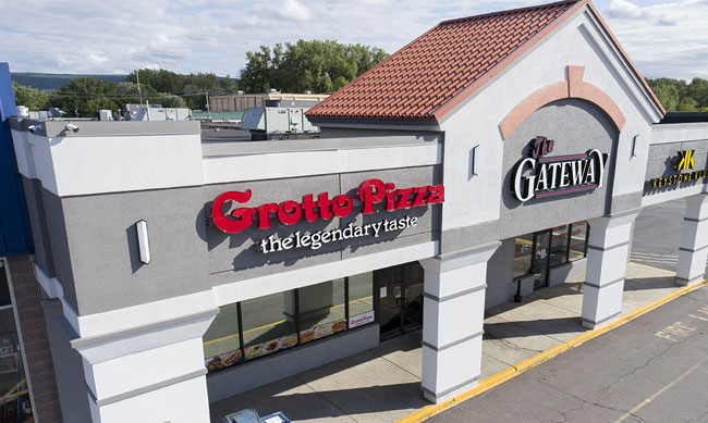 Grotto Pizza at Gateway Plaza in Edwardsville front entrance.
